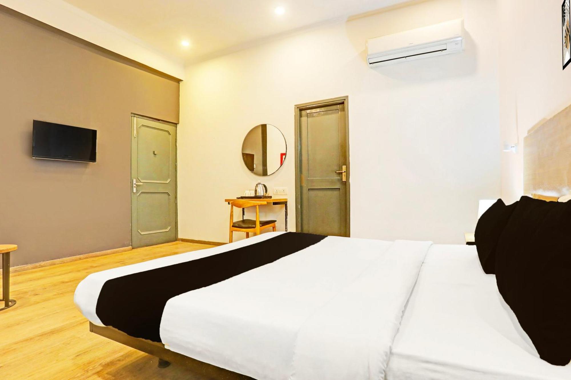 Super Townhouse Vijay Khand Gomti Nagar Lucknow Luaran gambar